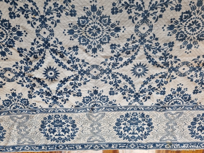 Kék fehér hímzett terítő 100x125 cm