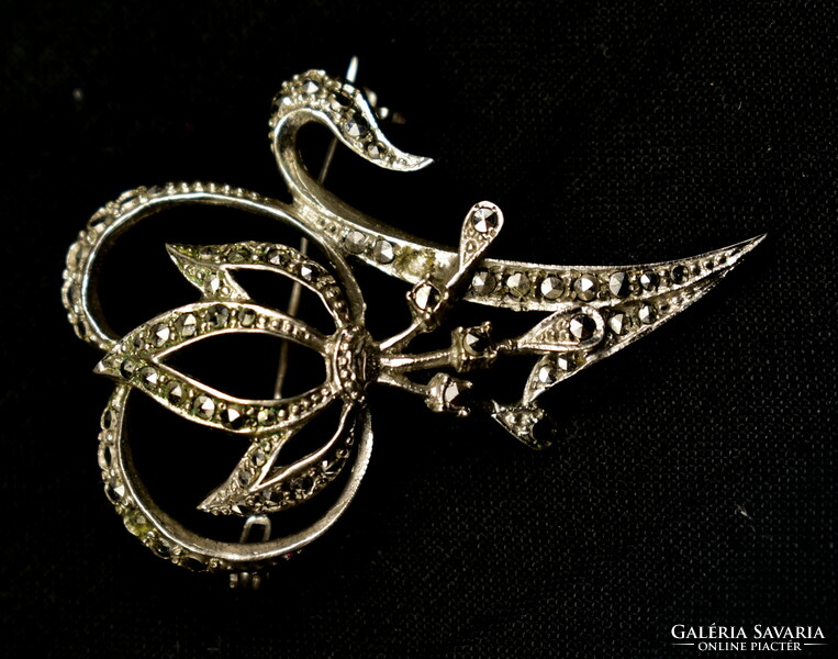 Art Nouveau silver brooch with marcasite stones!