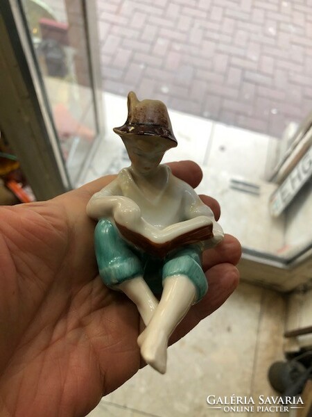 Hollóházi porcelán olvasó legény szobor, 8 cm-es nagyságú.