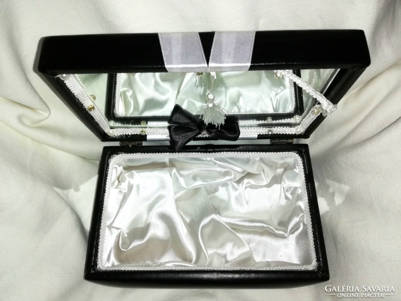 Artificial leather-covered gift box with silk lining