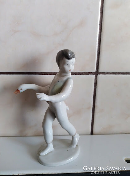 Hollóházi porcelán Fiú libával (13 cm)