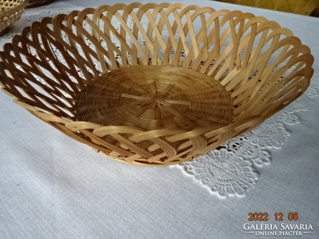 Wicker basket, hardly used, diameter 23 cm. He has!