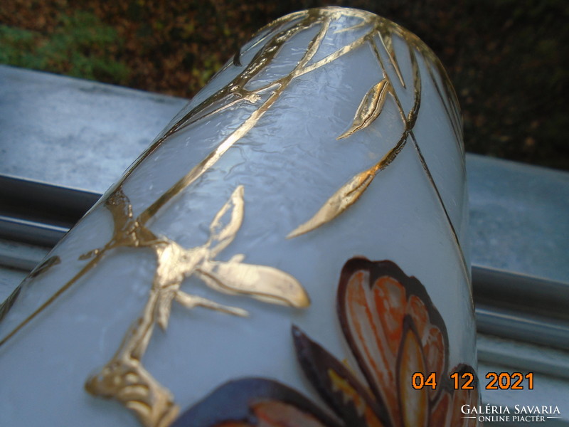 Kézzel festett TESS szignós rétegelt opál üveg váza pillangó és lap aranyozott növény mintával