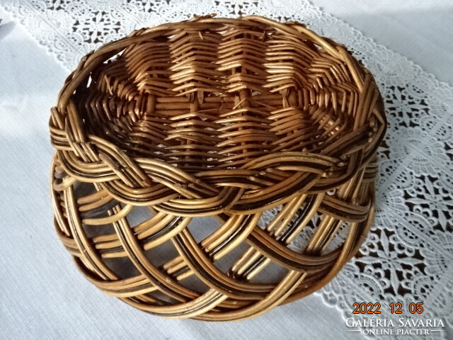 Wicker basket made of cane in two colors, oval, in good condition. He has!