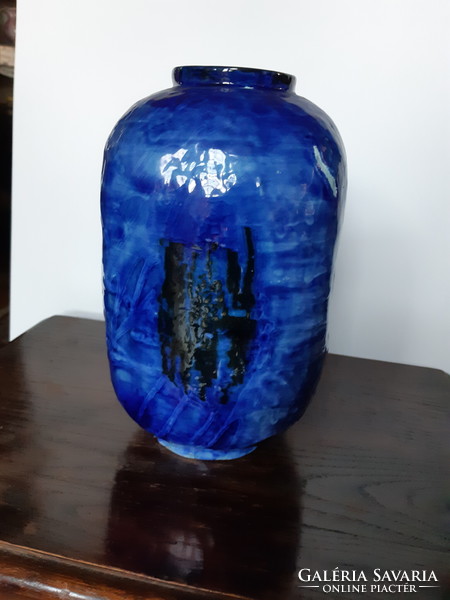 Kobaltkék nagy váza fényes mázzal fekete mintával
