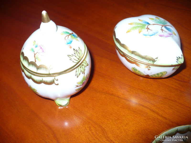 4 pieces of Herend porcelain with a Victorian pattern