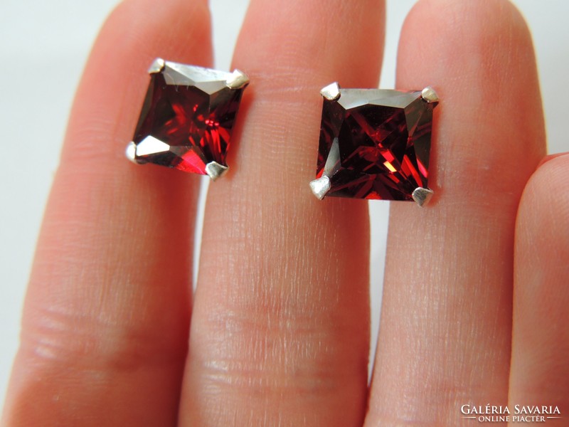 Silver earrings in cherry red color