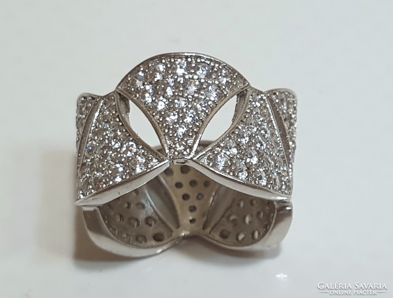 Silver (925) ring decorated with specially shaped stones