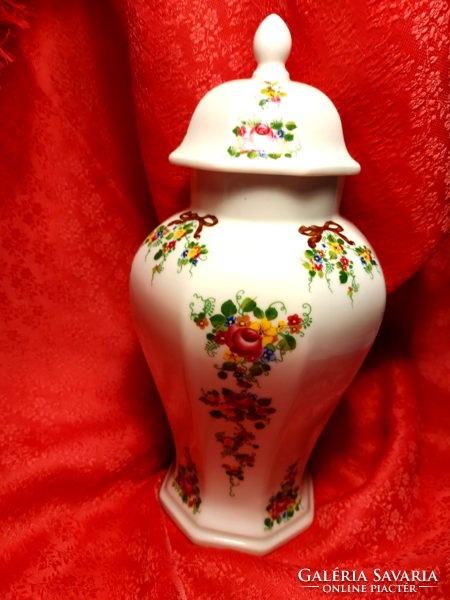 Lichte porcelán urnaváza, fedeles váza