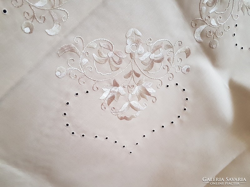 150 cm round, hand-embroidered tablecloth