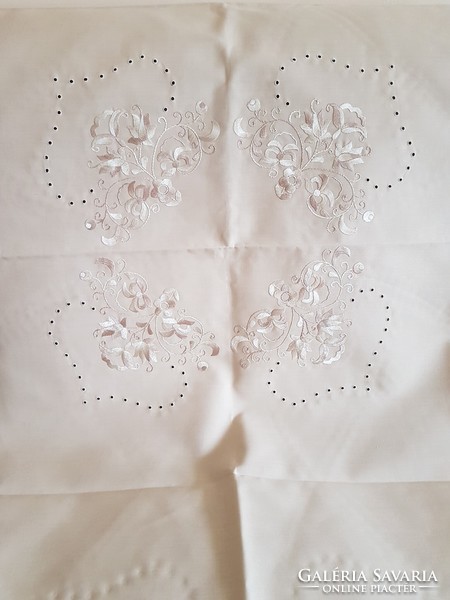 150 cm round, hand-embroidered tablecloth