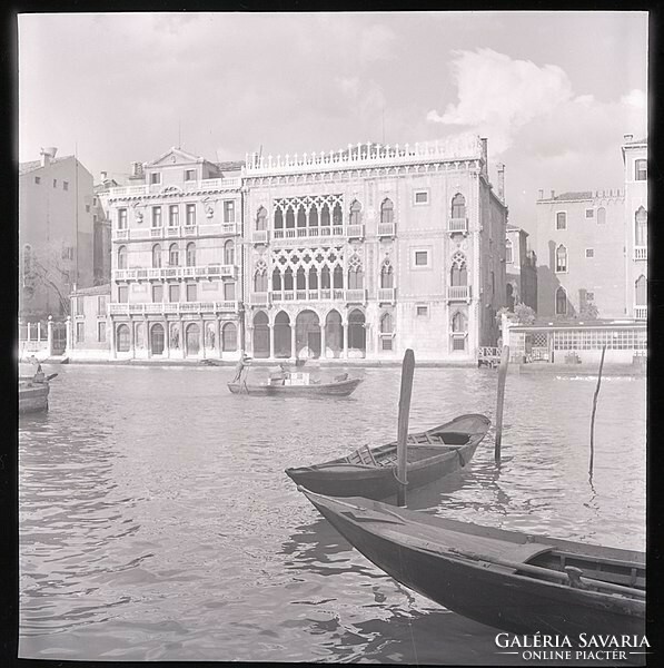 Velencei gondolás a Ca' d'Oro előtt - Canal Grande (hajózás, romantikus Itália, építészet)