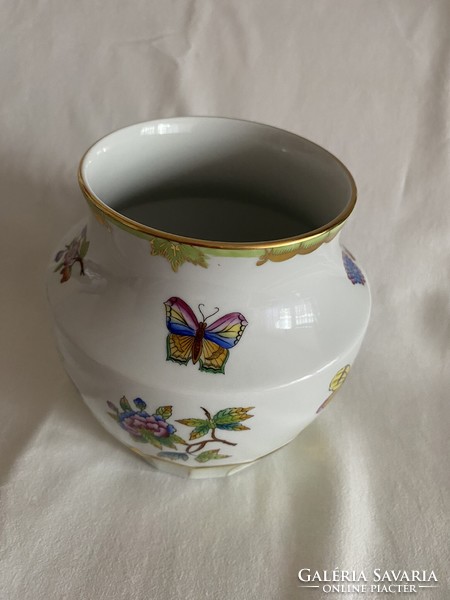 Herend porcelain vase with Victoria pattern, stamped.