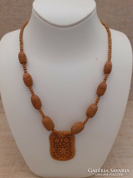 Openwork pendant necklace made of oriental wood in good condition with a screw-on safety switch
