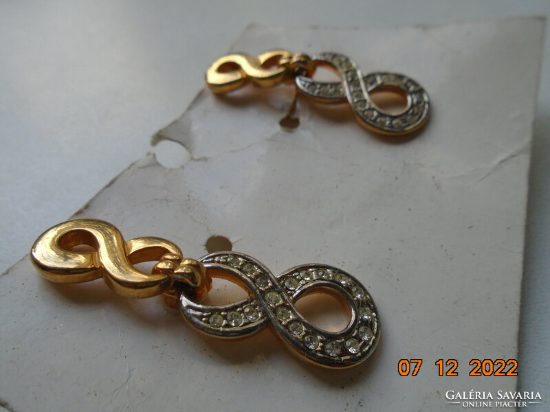 Gold-plated earrings in the shape of 8 with small polished stones, clip