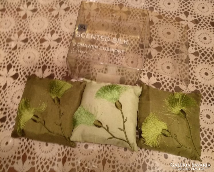 3 fragrance silk cushions for wardrobes, recommend!