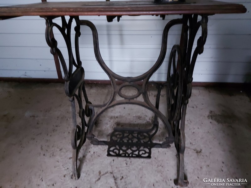 Make an offer on it! Antique sewing machine + small table. With cast iron legs - 358