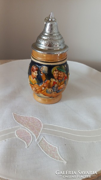 Vintage(1900-as évek eleje) német jelenetes majolika korsó, dombornyomott ón fedéllel, jelzett,