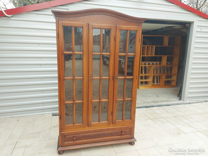 Eladó egy 3 ajtós tölgy vitrines szekrény  Bútor szép állapotú.  Méretek: 116 cm széles x 38 cm mély