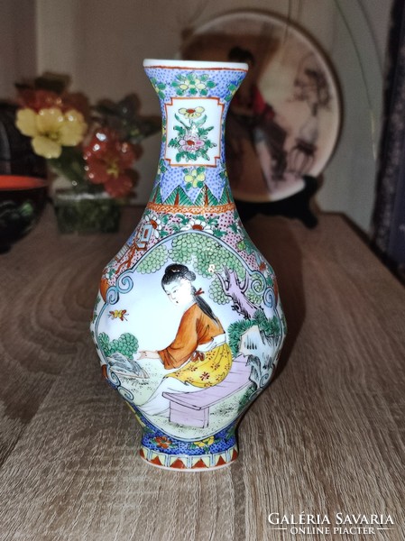 Tojáshéj porcelán váza
