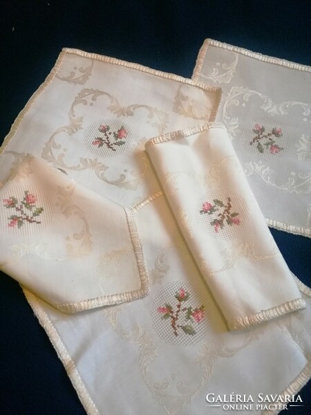 Gobelin pattern, embroidered satin napkins