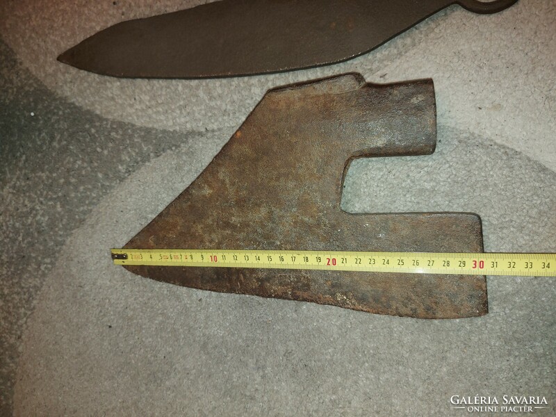 Antik kovácsolt fegyverek, már nyél nélkül, 30-40-44 cm, és egy antik ajtópánt