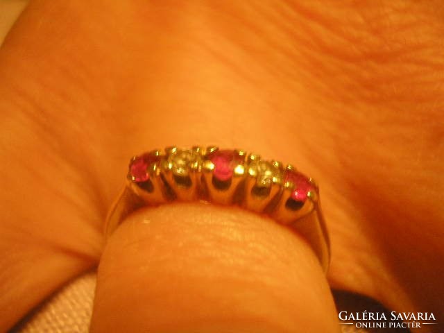 Es E5  Mesterjegyes Aranygyűrű,3 rubin+2 cirkónia kövekkel+ több aranytárgy is található