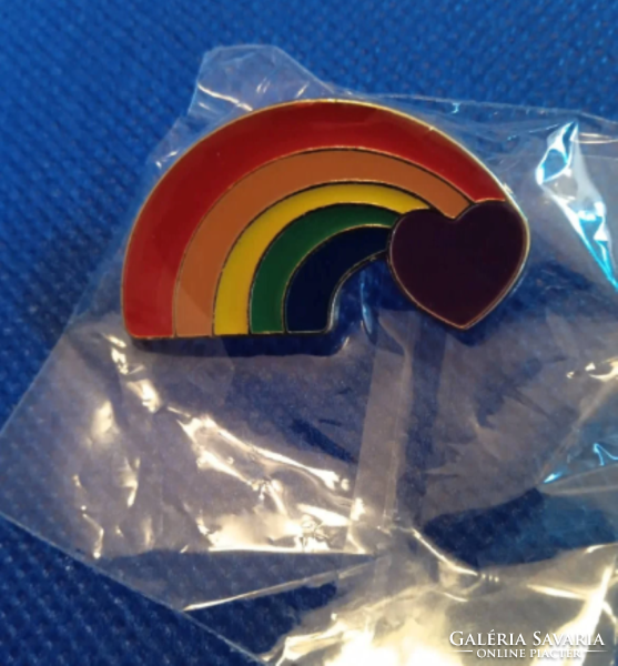 Pride rainbow with a little heart at the end of the rainbow. Made of alloy in Multicolour