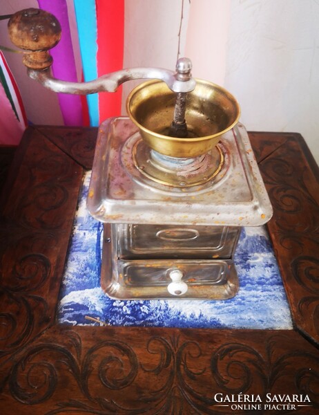 Beautiful Art Nouveau table coffee grinder made of copper and iron in good condition. Grinder