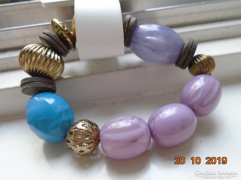 Újszerű címkés karkötő aranyozott réz,lila és kék üveg valamint fa gyöngyökből