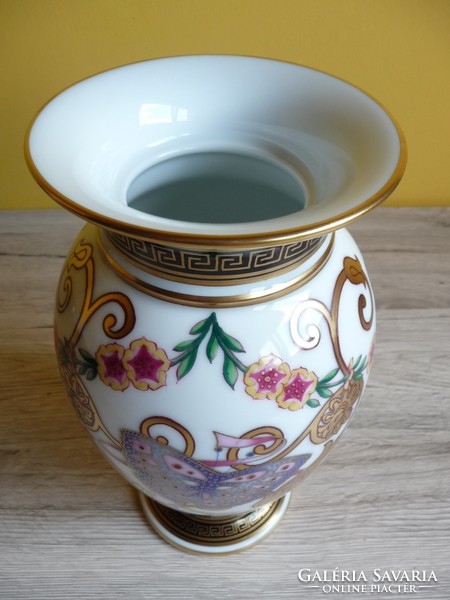 Porcelain vase for lips