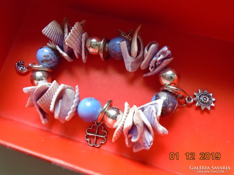 Lilás rózsaszín kagyló,lilás kék és ezüstözött gyöngyökből fűzött karkötő ,fém függőkkel