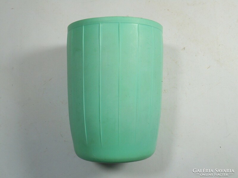 Retro old green plastic bathroom toothbrush cup from the 1970s at the bottom: sold out. Price: 4 ft