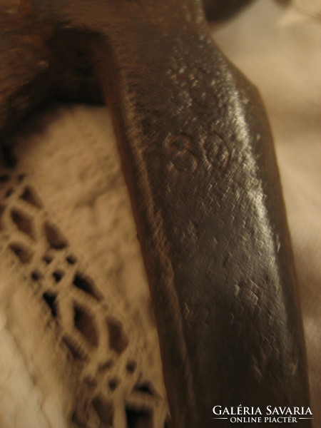 Antik kovácsoltvas harapófogó