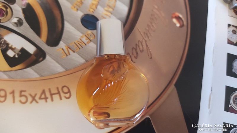 (k) Gloria Vanderbilt parfüm miniparfüm csomagautomatába is