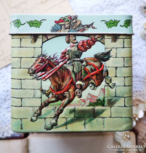 Christmas biscuit box - knights