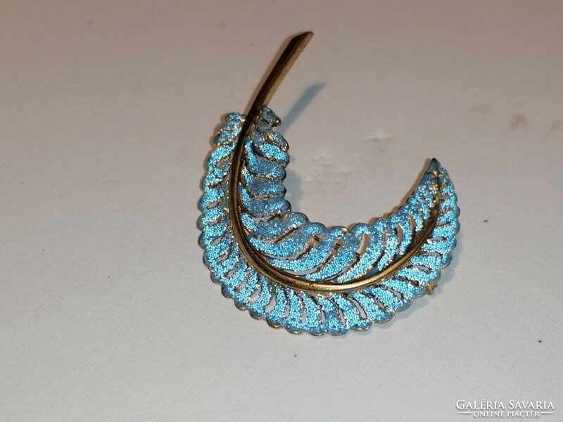 Feather brooch (595)