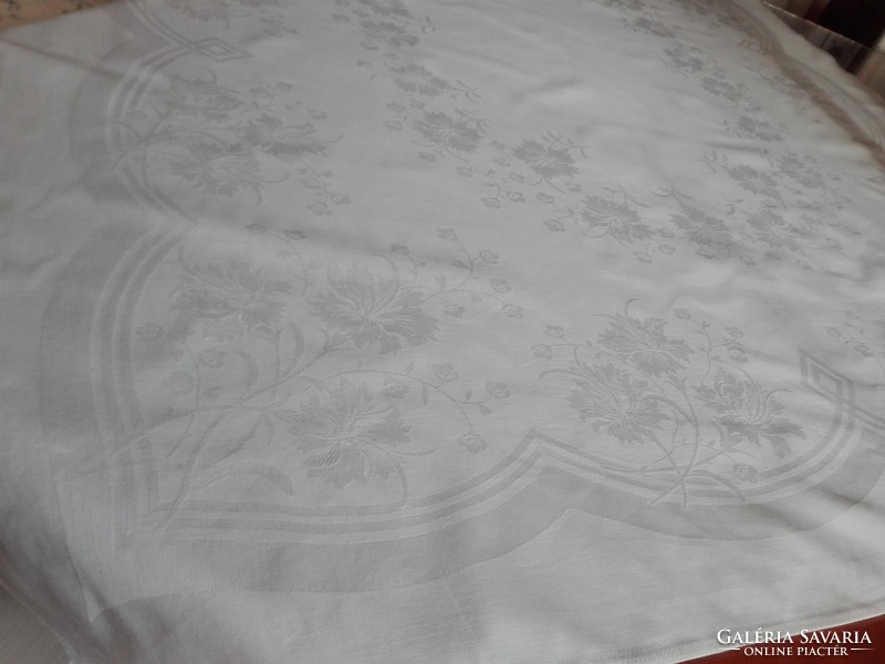 Damask, console table tablecloth, 140 x 127 cm