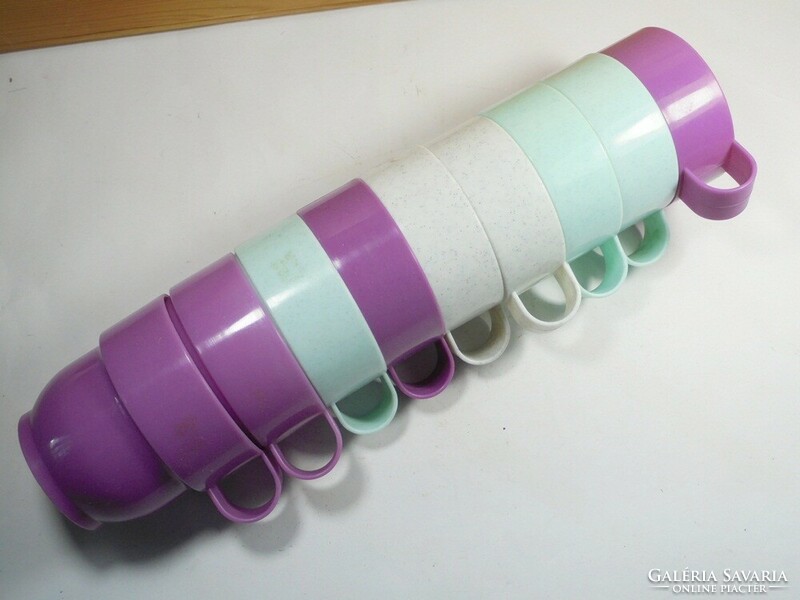 Retro régi színes óvoda óvodai műanyag pohár bögre csésze - 8 cm magas - 9 db
