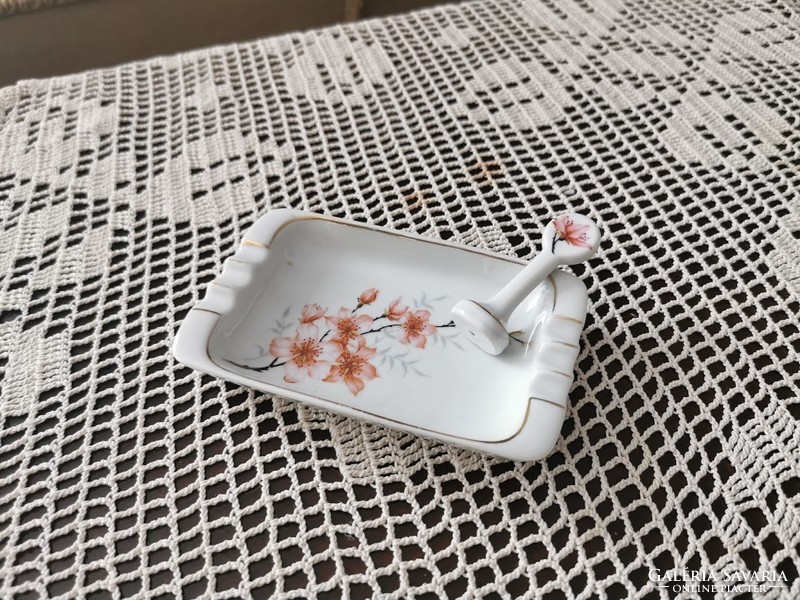 Ravenhouse porcelain ashtray with cigarette suppressor