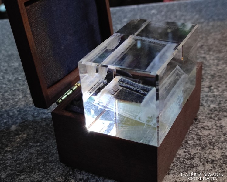 Pancho arena, 3d laser-engraved crystal cube..50X50x80 cm.. In a wooden box