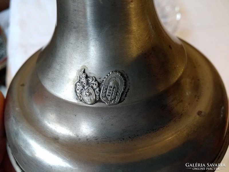 A glass serving bowl with a noble and valiant coat of arms with a silver base is rare!!!!!!!!
