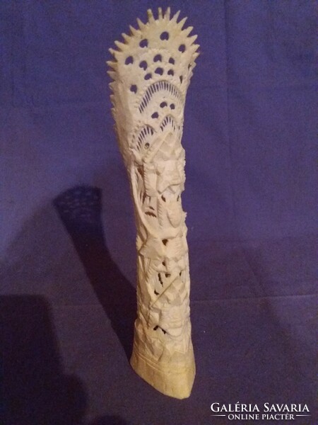 Antik keleti elefántcsontszínű faragott dísz váza totem jelleggel 25 cm a képek szerint