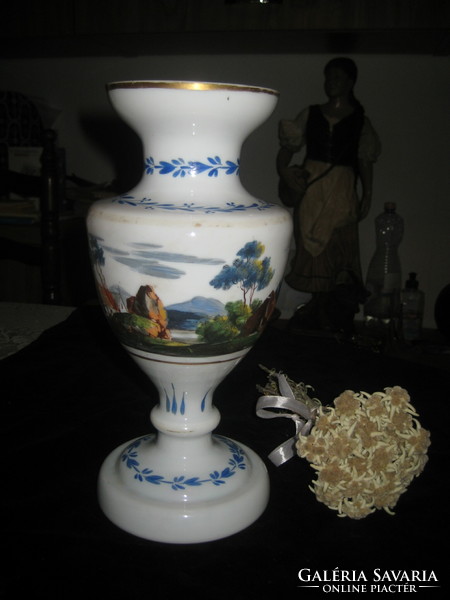 Antik kézi festésű , üveg váza , a XIX sz. ból  jellemző ,  vár rom decorral  27 cm