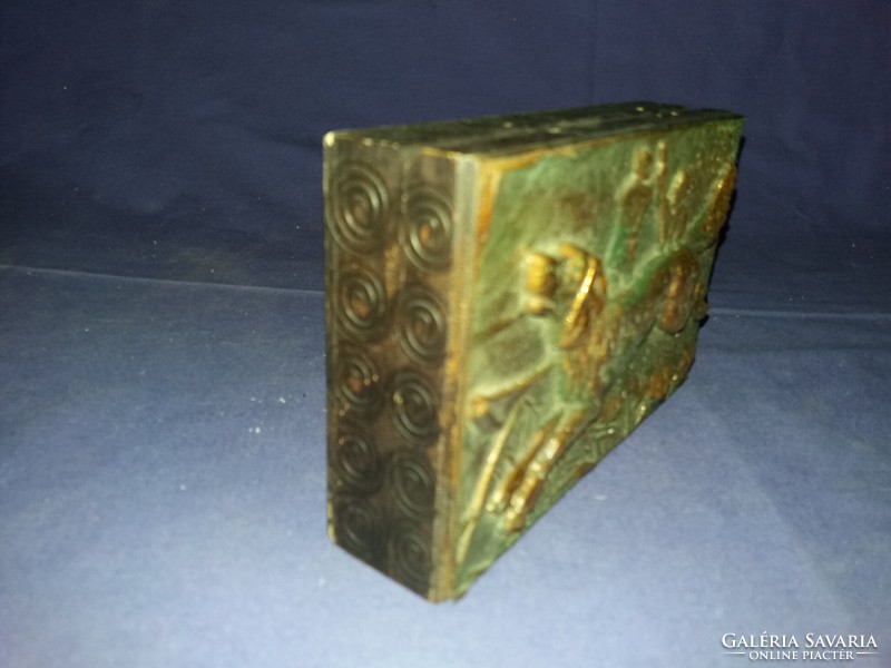 Gyönyörű antik bronz domborműves vadászjelenetes doboz / kártyadoboz 14 x 11 x 4,5 cm képek szerint