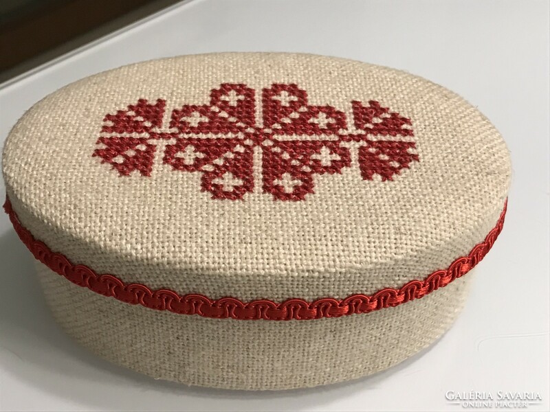 Embroidered gift box, 15 x 11 x 6 cm