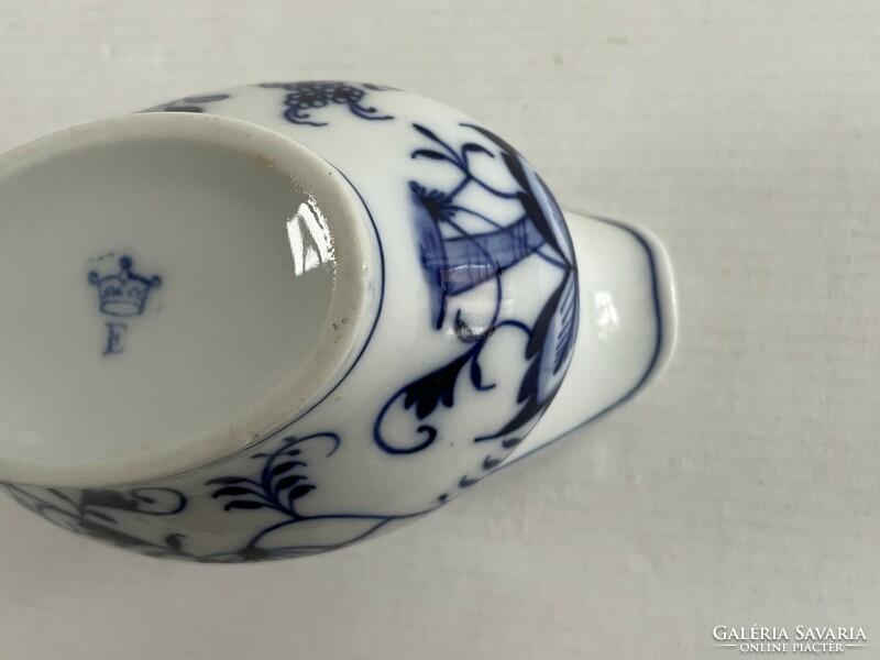 Old, vintage German porcelain saucer with onion pattern (zwiebelmuster).