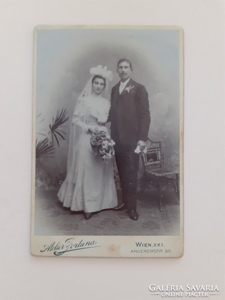 Antik esküvői fotó bécsi Atelier Fortuna Wien műtermi régi fénykép menyasszony vőlegény
