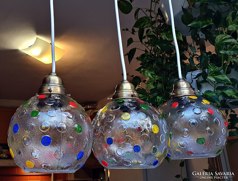 3  külön darabból álló csillár.  3 db.  pöttyös üveg gömb búrás, függőlámpa réz szerelvényekkel.
