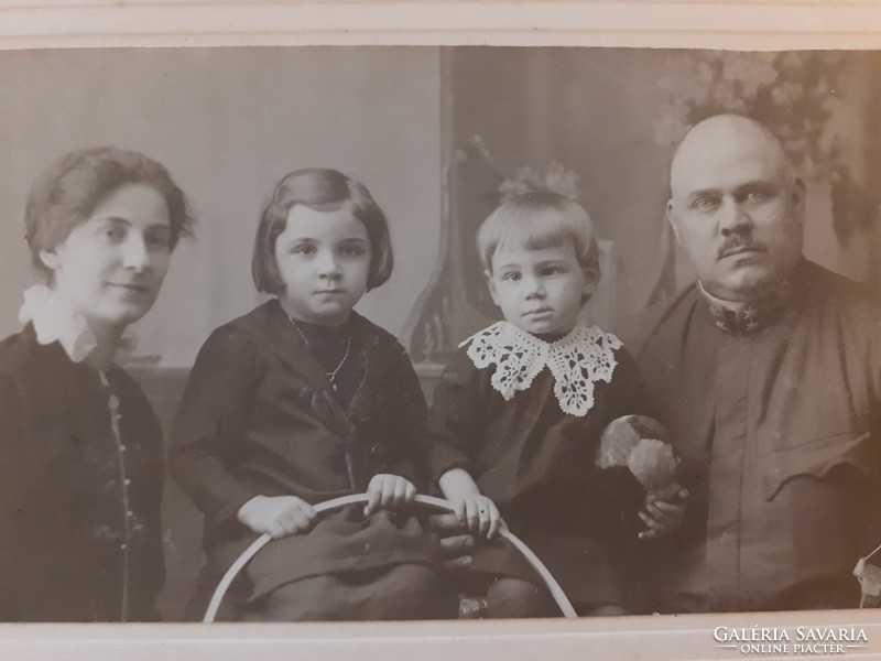 Régi családi fotó katona és családja vintage műtermi fénykép